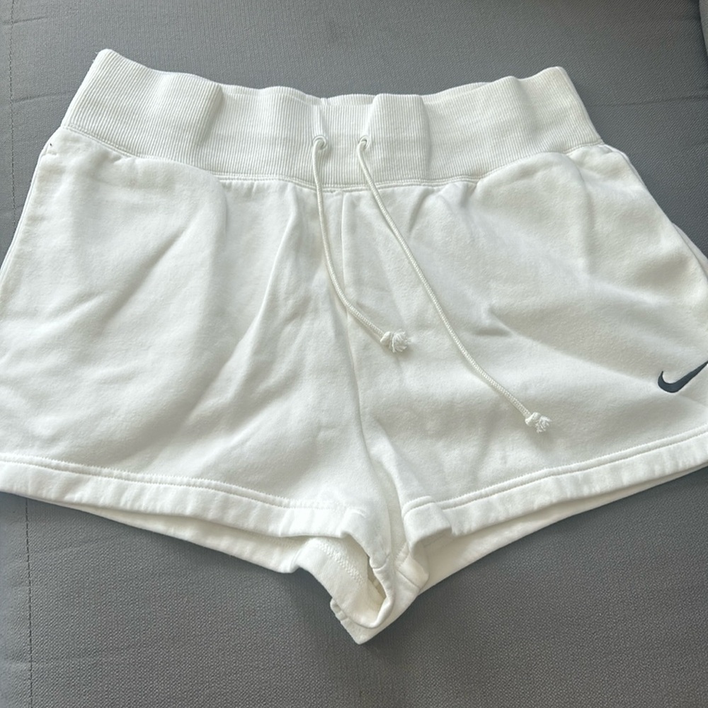 Nike Women’s White Loose Fit High Rise Fleece Shorts Size Large
